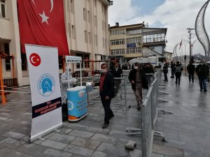 Hakkari belediyesi maske dağıttı