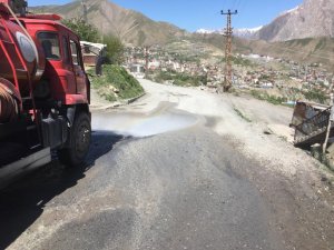 Hakkari’de yol yıkama çalışmalar sürüyor