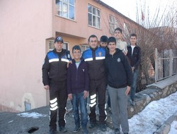 Polis öğrenci yurdunu su taşıdı