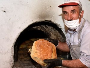 200 yıllık ekşi mayayla ile yapılan ekmek yapılıyor