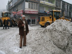 Hakkari  çarşısı kardan temizleniyor