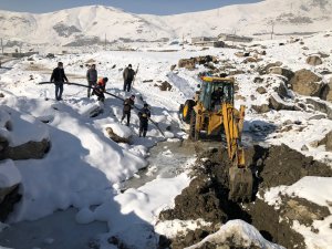 Hakkari su arıza ekibinin zorlu mesaisi