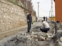 Şemdinli'de bozuk yollar onarılıyor