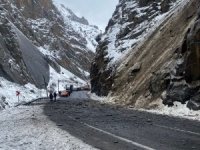 Hakkari-Van karayoluna kaya düştü