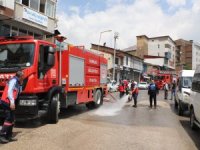 Hakkari’de yağış sonrası caddeleri yıkadı