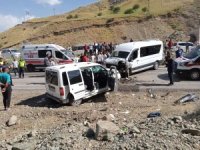 Yüksekova'da trafik kazası 13 yaralı