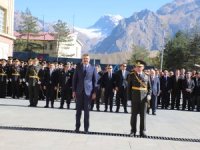 Hakkari'de Atatürk anıtına çelenkler sunuldu