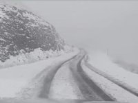 Karabet Geçidi'nde mevsimin ilk karı yağdı