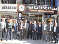 Hakkari’deki muhtarlara dayanışma yemeği