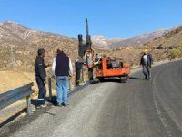 Nehri köyünün yolu çelik bariyerlere kavuştu