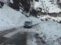 Çığ nedeniyle kapanan yol ulaşıma açıldı