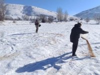 Yaban hayvanları için doğaya yem bırakıldı