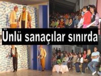 ÜNLÜ TİYATROCULAR SINIRDA SAHNE ALDI