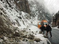 Hakkari-çukurca karayoluna düşen taşlar kaldırıldı.