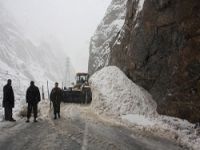 Hakkari-yüksekova yoluna çığ düştü