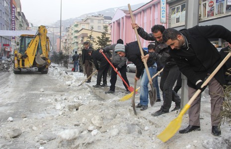 belediyeden-buzla-mucadele-calismasi-1.jpg