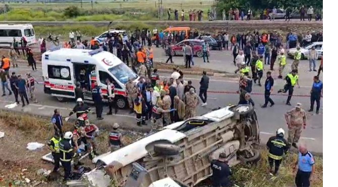 gaziantep-te-cimento-tankeri-minibuse-carpti-8-17298894-740-m.jpg