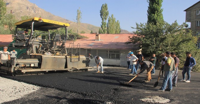 hakkari-de-asfalt-calismasi-basladi-1.jpg