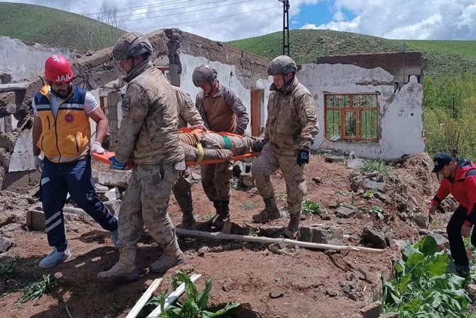 hakkari-jandarmadan-uygulamali-deprem-egitimi.jpg