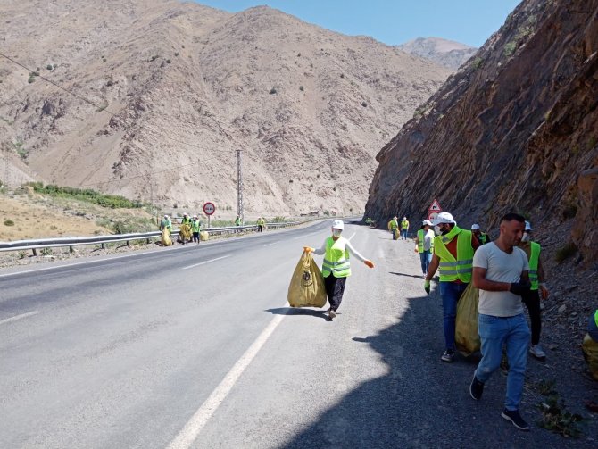 hakkari-van-karayolunda-cevre-temizligi-1.jpg