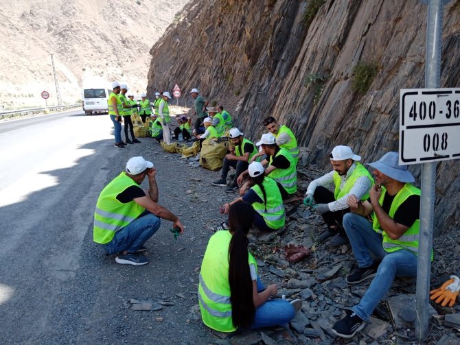 hakkari-van-karayolunda-cevre-temizligi-2.jpg